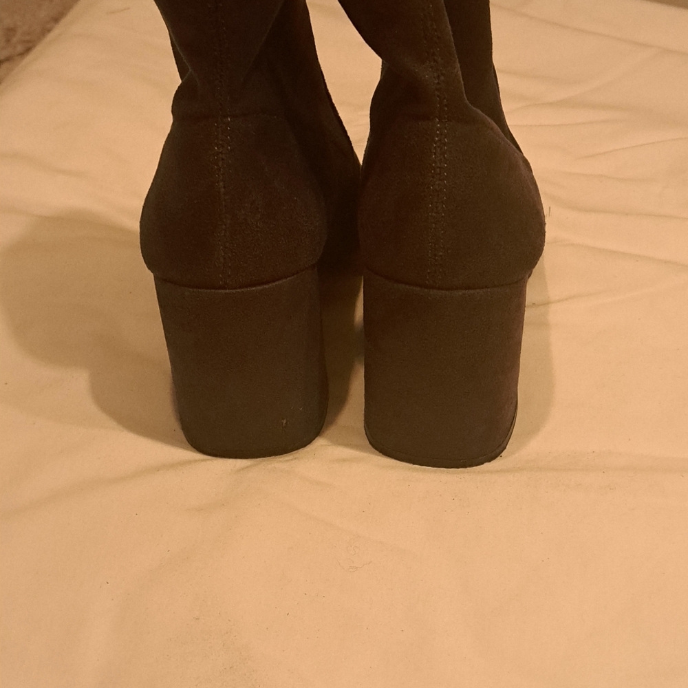 Boots - Picture 4 of 5